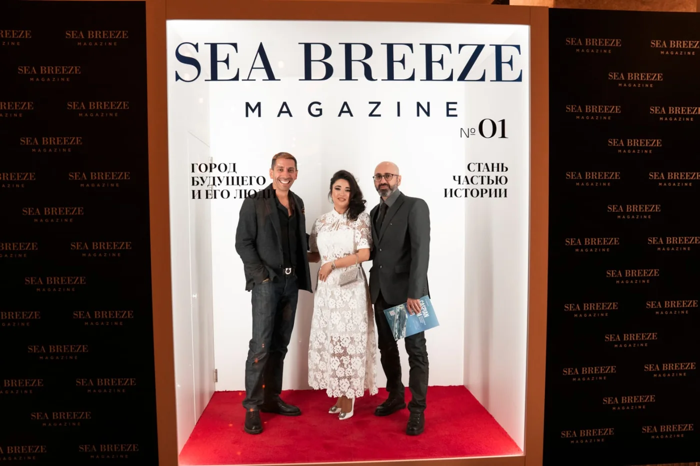 Фотозона-обложка «Sea Breeze Magazine № 01» на презентации в The Grand, 18 марта 2025