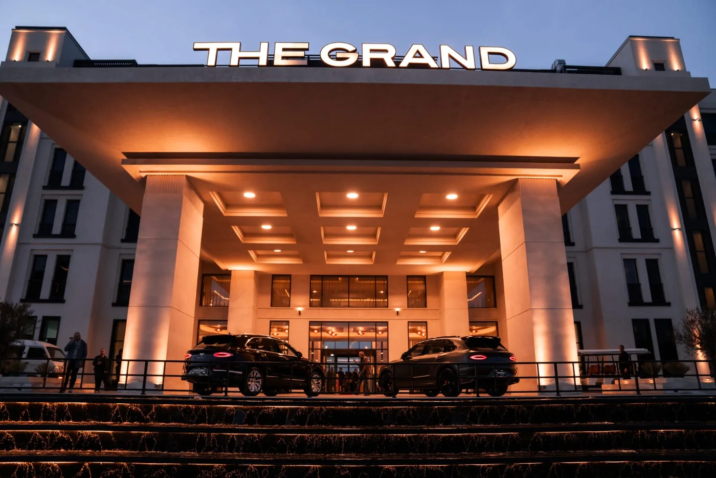 Апарт-отель The Grand вечером — здесь прошла презентация первого номера